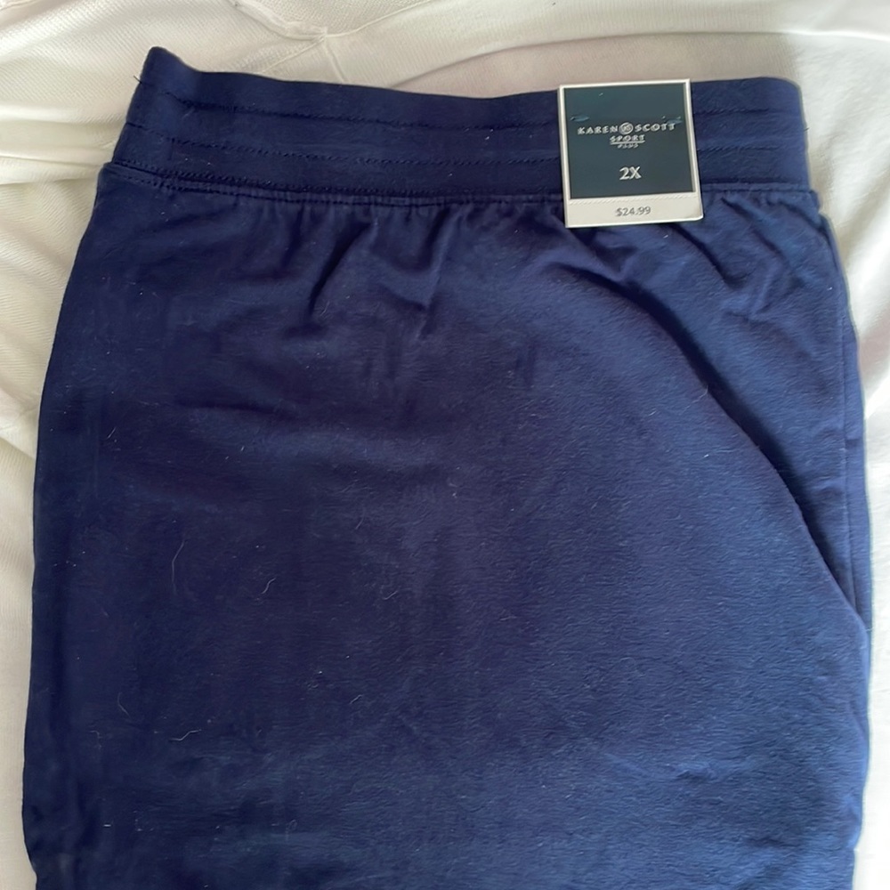 Comfortable navy blue drawstring pants. Side pockets and elastic waist.